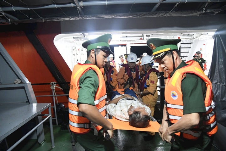 Ngư dân Quảng Ngãi bị viêm ruột thừa giữa biển, được cứu kịp thời