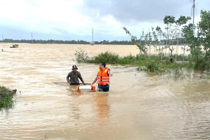Lật ghe trên cánh đồng ngập lũ, một người mất tích