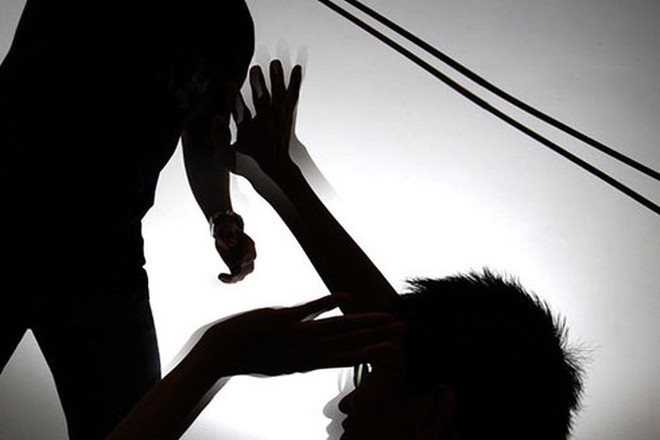 Thầy giáo bị phụ huynh xông vào trường hành hung