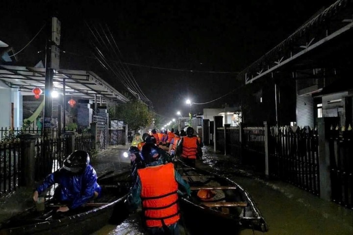 Lữ đoàn Tăng thiết giáp 574 kịp thời ứng cứu sự cố vỡ đê tại Đà Nẵng