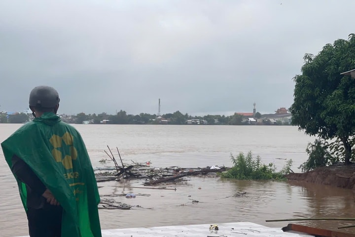 Sạt lở cuốn trôi 4 căn nhà ven sông Tiền