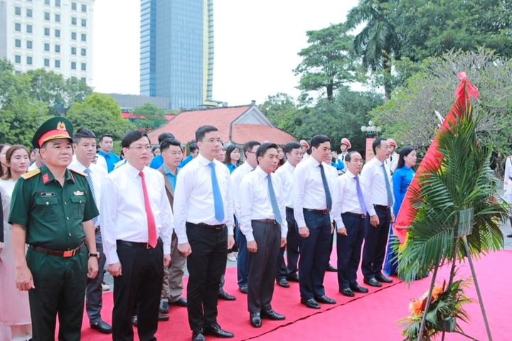 Đại biểu dự Đại hội Thi đua yêu nước Thanh Hóa dâng hương Chủ tịch Hồ Chí Minh