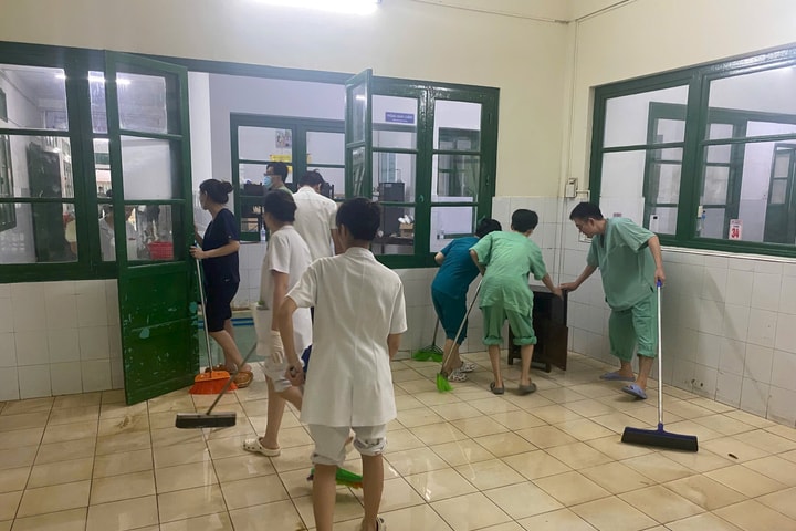 Khẩn trương dọn dẹp sau lũ, sớm ổn định hoạt động khám chữa bệnh