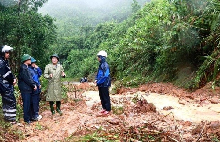 Chủ tịch UBND tỉnh Quảng Ngãi trực tiếp kiểm tra tình hình sạt lở do mưa lớn