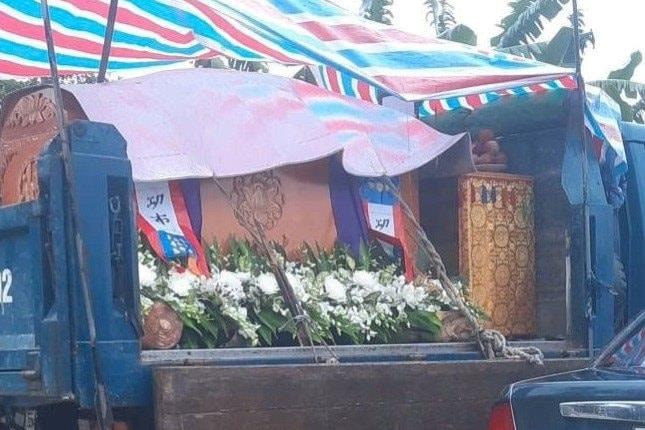 Mưa lũ dâng nhanh, người dân Huế đưa quan tài lên xe tải tránh lũ