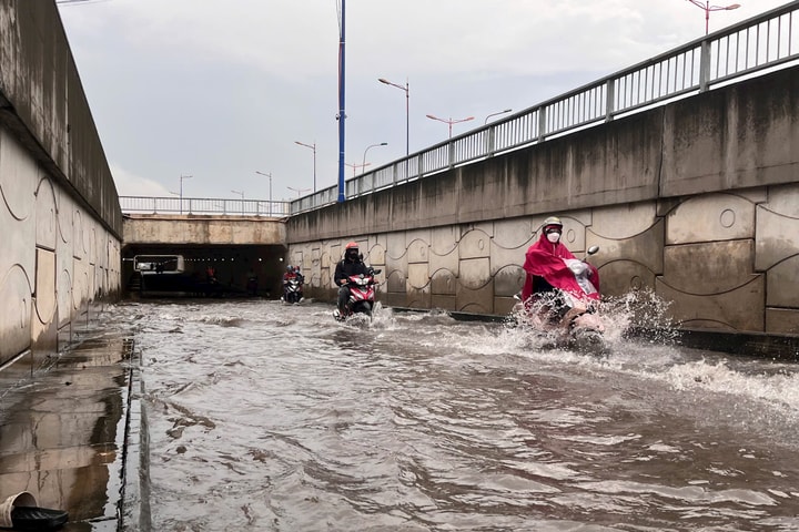 Hầm chui hơn 70 tỷ đồng ở TP.HCM ngập nặng