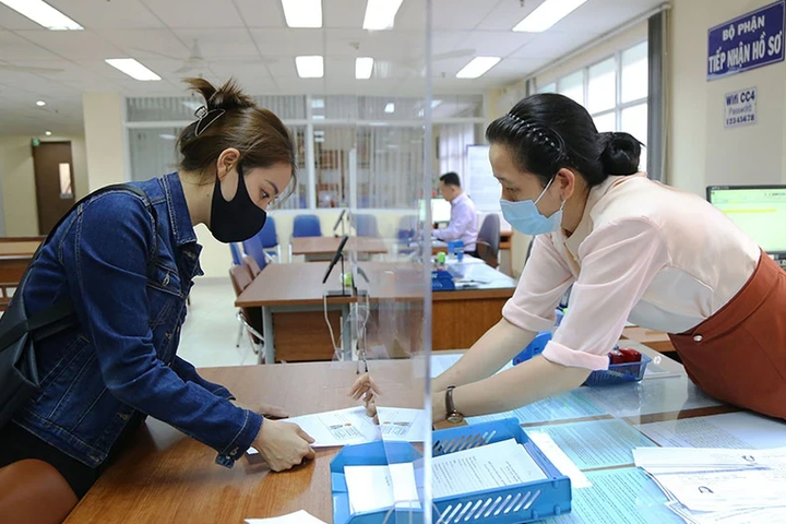 Không yêu cầu người dân xuất trình giấy tờ đã tích hợp trên VNeID khi chứng thực