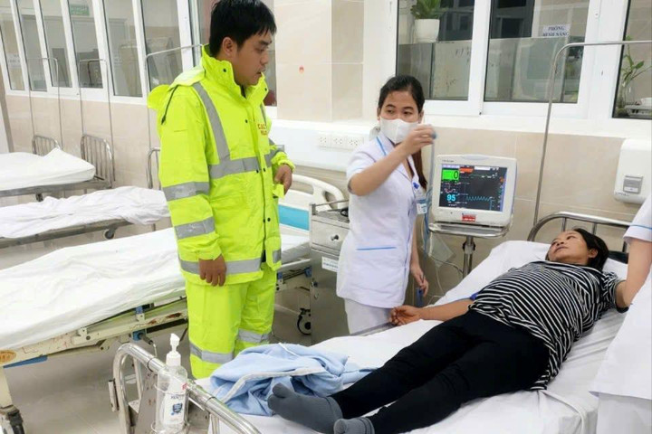 CSGT Đà Nẵng vượt lũ đưa sản phụ vỡ ối đi cấp cứu kịp thời