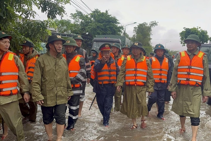 Phó Thủ tướng Trần Hồng Hà chỉ đạo Đà Nẵng ứng phó mưa lũ, bảo đảm đời sống người dân