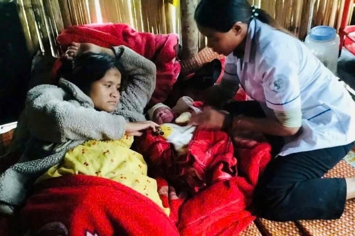 Y sĩ Trà Tập băng rừng, vượt suối đỡ đẻ cho sản phụ