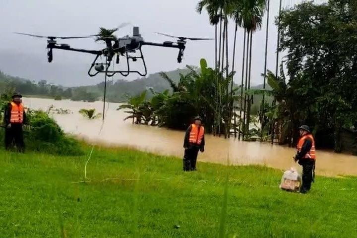 Triển khai drone tiếp tế cứu dân vùng lũ Trà My