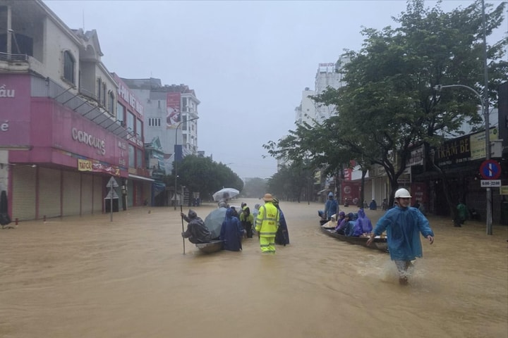 Xử lý nghiêm hành vi trục lợi trong mưa lũ