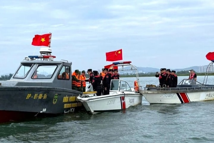 Phối hợp tuần tra song phương khu vực cửa sông Bắc Luân