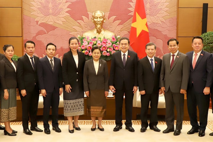 Chủ tịch Quốc hội tiếp Chánh án Lào Viêng Thoong Sỉ-phăn-đon