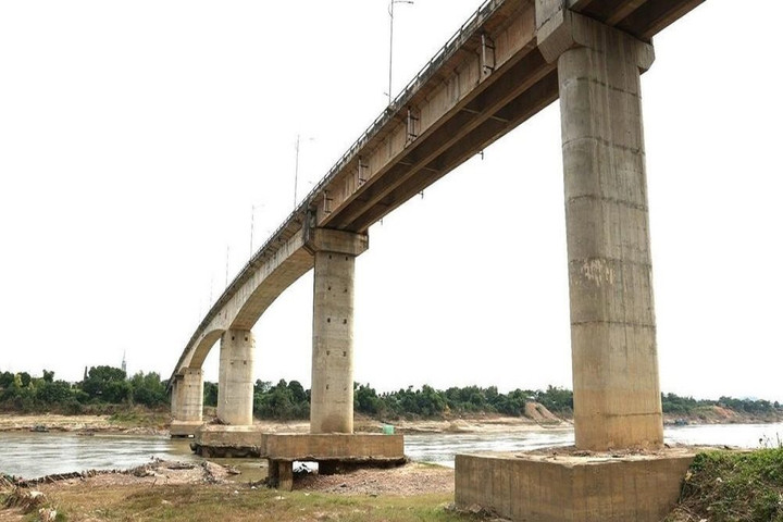 Cận cảnh trụ cầu sông Lô xuống cấp