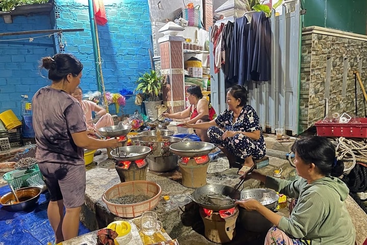 Người dân xã đảo Nhơn Châu chuẩn bị cá cơm rim gửi đến đồng bào vùng lũ miền Trung