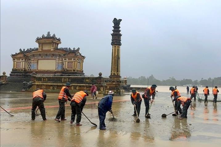 100 cán bộ, chiến sĩ giúp dân khắc phục hậu quả mưa lũ tại Huế
