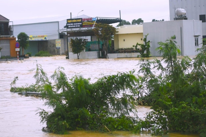 Đà Nẵng: Nước trên các sông vẫn ở mức cao, nguy cơ sạt lở