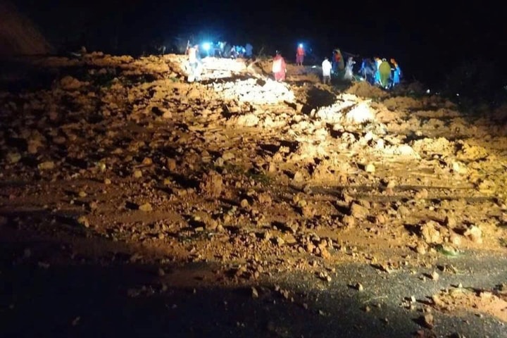 Xuyên đêm vượt sạt lở đưa 3 nạn nhân đến nơi cấp cứu an toàn