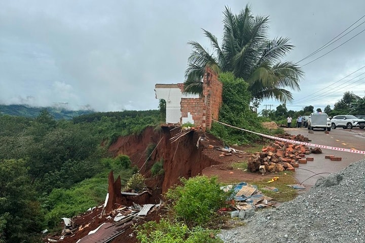 Gia Lai: Mưa lớn gây sạt lở nhiều nơi, hàng chục hộ dân được di dời khẩn cấp