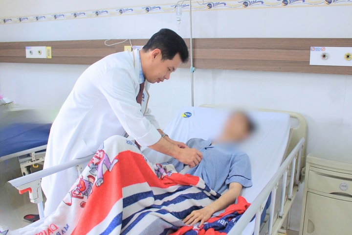 Chàng trai 17 tuổi thủng ổ loét môn vị tá tràng vì thói quen xấu