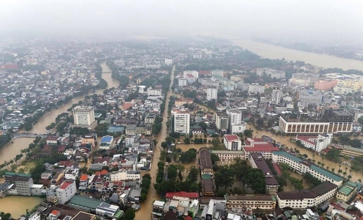 Khẩn trương cứu trợ, khắc phục hậu quả mưa lũ lịch sử tại Trung Bộ