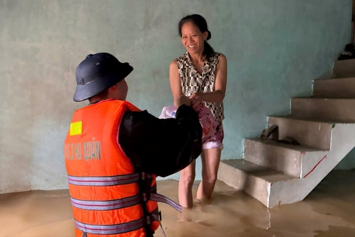 Lữ đoàn 680 Hải quân hỗ trợ người dân vùng lũ