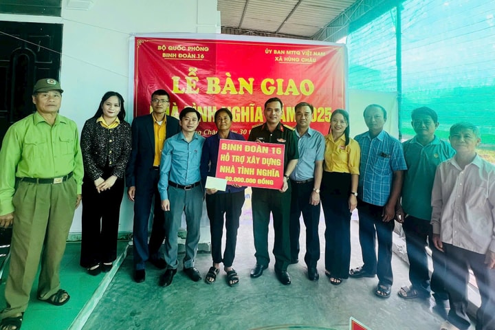 Binh đoàn 16 bàn giao nhà tình nghĩa cho gia đình chính sách tại Nghệ An