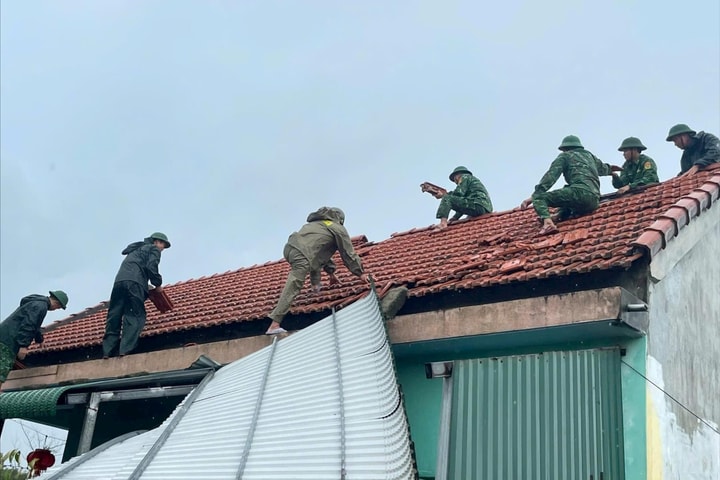 Bộ đội, Công an hỗ trợ dân khắc phục thiên tai, lũ dữ