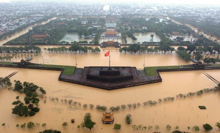 Thủ tướng yêu cầu huy động tối đa lực lượng cứu trợ vùng bị chia cắt do mưa lũ