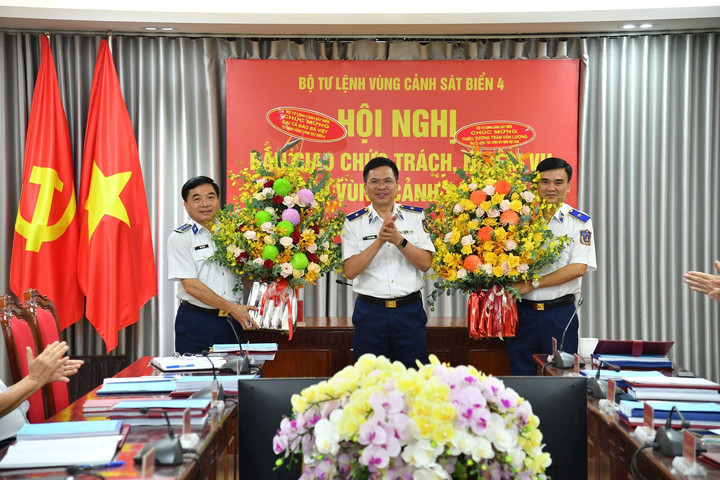 Bàn giao chức trách, nhiệm vụ Tư lệnh Vùng Cảnh sát biển 4