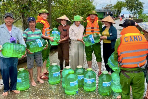 Quảng Trị: Nước sạch đến với người dân bị cô lập nhiều ngày