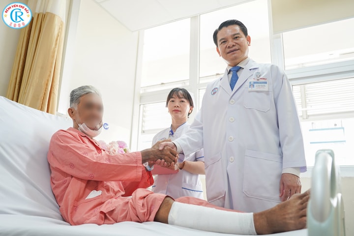 Tái tạo thành công xương hàm cho bệnh nhân bị tim nặng