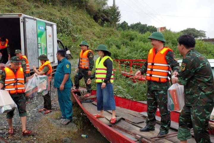 Lực lượng chức năng vận chuyển hàng cứu trợ lên thuyền vào vùng cô lập