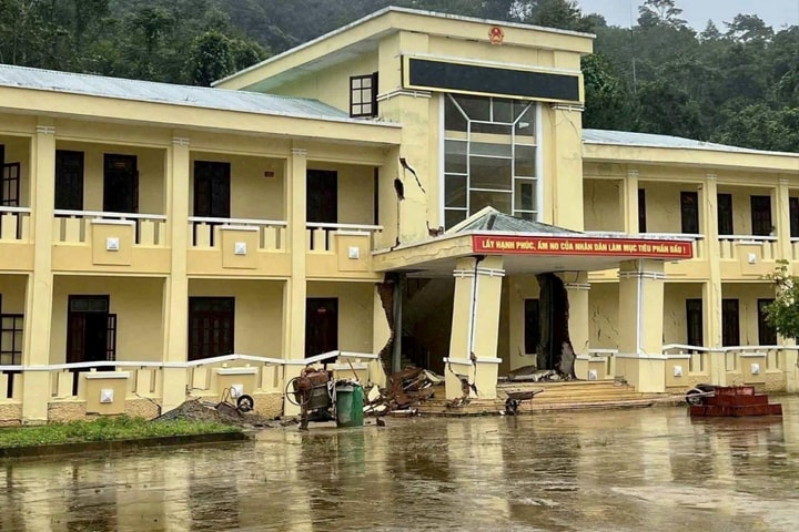 Trụ sở xã biên giới có nguy cơ đổ sập