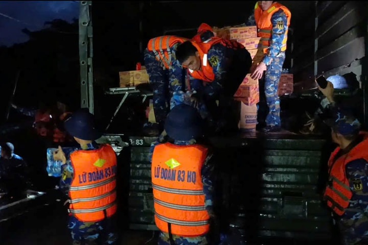 Bộ đội Hải quân và những đêm trắng cùng nhân dân vùng lũ