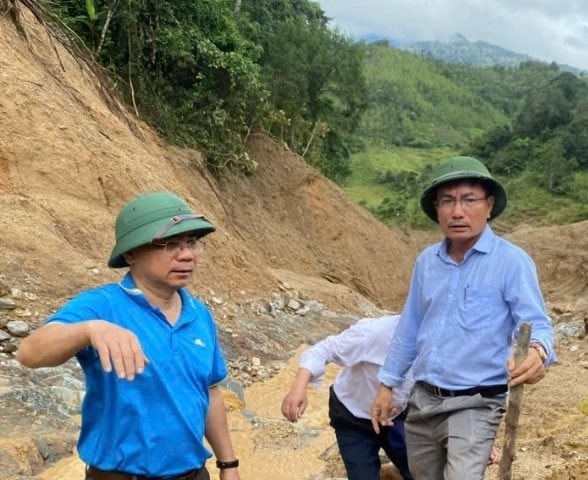 Mở đường mòn, tiếp tế lương thực cho người dân bị cô lập