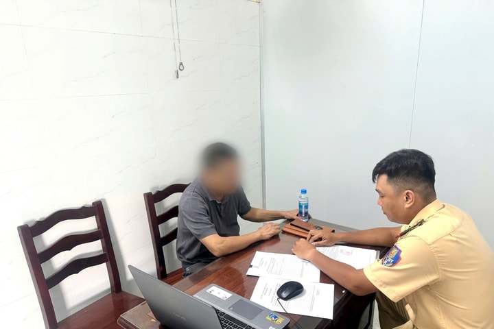 Lái ô tô đi ngược chiều, nam tài xế bị phạt 19 triệu đồng