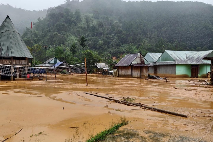 Cả khu dân cư ở xã Avương thoát nạn trong vụ sạt lở nghiêm trọng