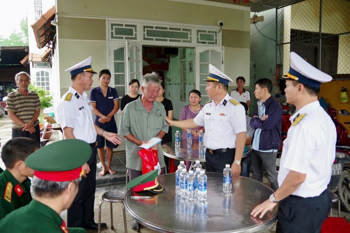 Quân chủng Hải quân hỗ trợ người dân khắc phục sau lũ lụt tại miền Trung