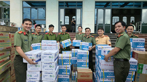 Công an tỉnh An Giang kết nối nhà hảo tâm vận chuyển hàng cứu trợ hướng về đồng bào miền Trung