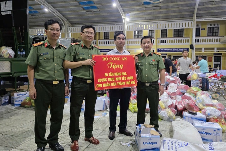 Chuyến xe nghĩa tình từ Bộ Công an về vùng lũ Cố đô Huế