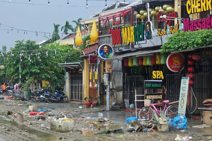 Phố cổ Hội An dọn bùn, khôi phục môi trường sau lũ