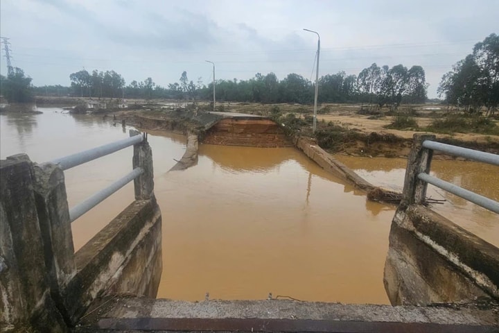 Cầu Bà Ngân sạt lở nặng sau lũ, giao thông bị chia cắt hoàn toàn