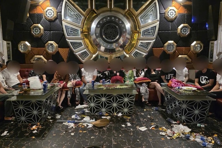Phát hiện ổ “bay lắc” trong quán karaoke