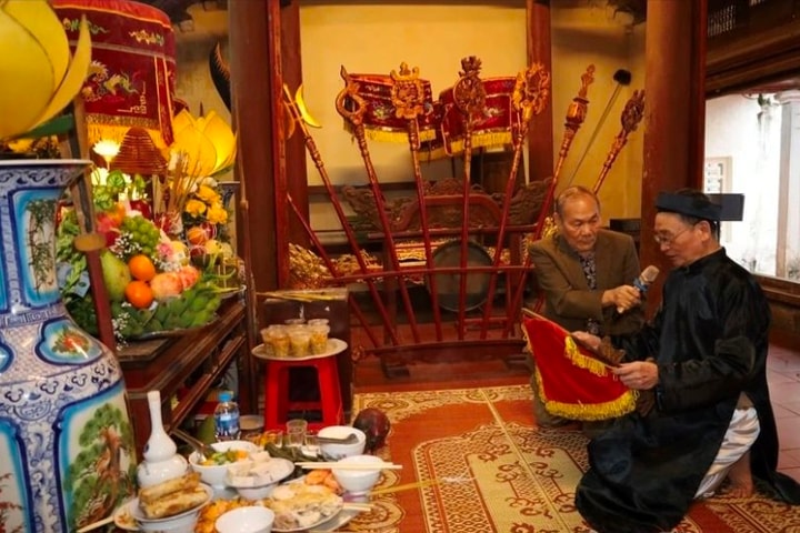 Dâng hương Thành hoàng làng Chu Văn Lương