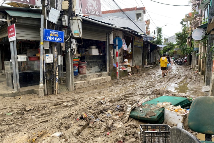 Sau lũ, đường phố Huế ngổn ngang bùn đất và rác thải