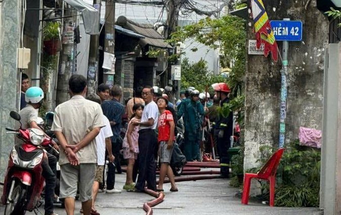 Cầm dao tấn công hàng xóm rồi cố thủ trong nhà