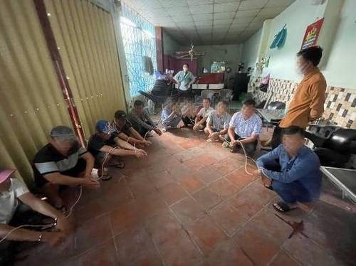 Bắt quả tang 11 đối tượng đánh bạc qua mạng