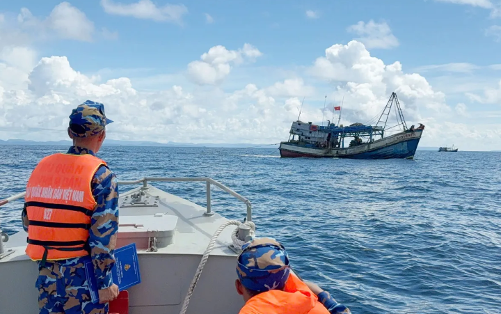 Vùng 5 Hải quân quyết liệt ngăn chặn khai thác hải sản bất hợp pháp